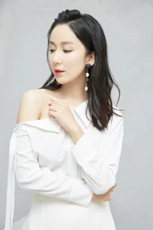 娄艺潇纯白优雅写真图片