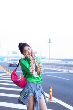彭小苒清新甜美机场图片