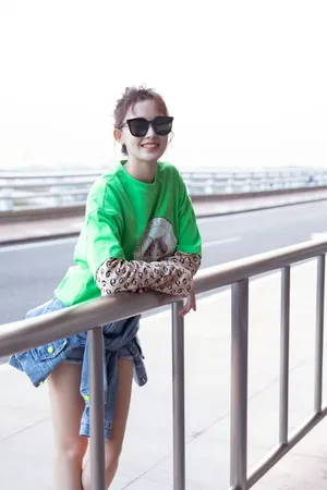 彭小苒清新甜美机场图片_3