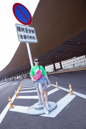 彭小苒清新甜美机场图片_5