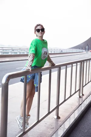 彭小苒清新甜美机场图片_6