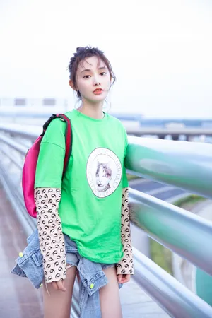 彭小苒清新甜美机场图片_7