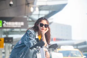 彭小苒清新甜酷机场图片_2