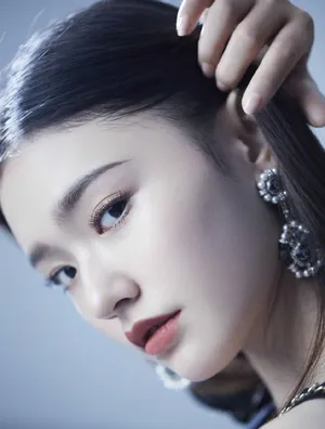 林允嘉人封面性感写真图片_3