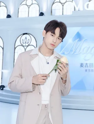 姚琛帅气活动照图片_2