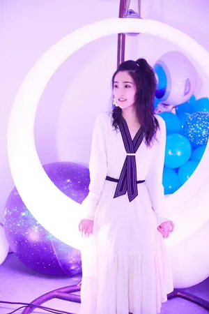 张可盈学院风熟女气质写真图片