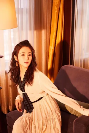 张可盈学院风熟女气质写真图片_4