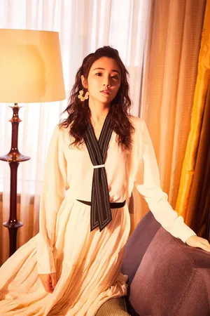 张可盈学院风熟女气质写真图片_8