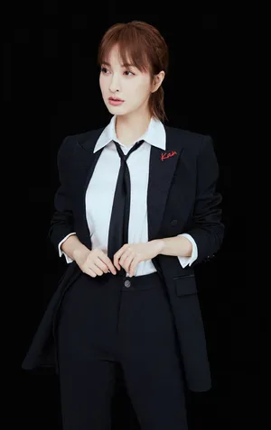 吴昕时尚干练西装写真图片