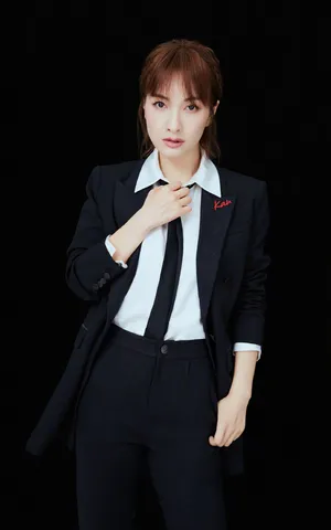 吴昕时尚干练西装写真图片