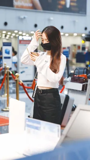 孟美岐简约大方机场街拍图片_1