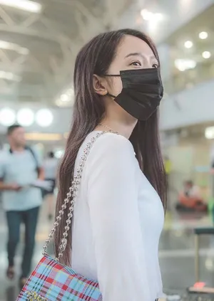 孟美岐简约大方机场街拍图片_2
