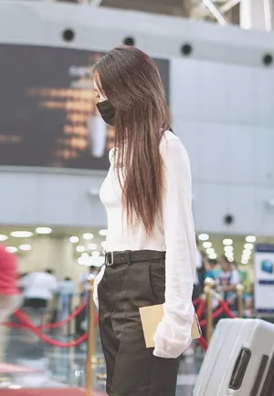 孟美岐简约大方机场街拍图片_3