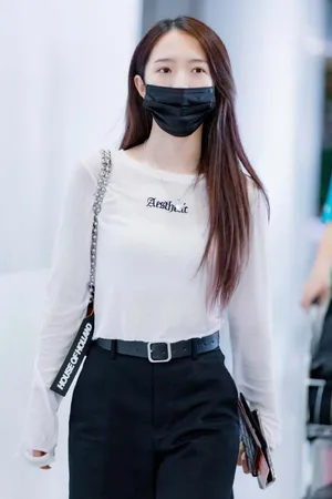 孟美岐简约大方机场街拍图片_4
