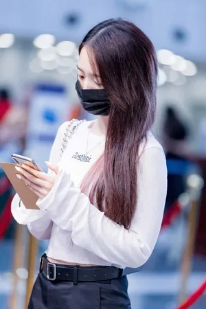 孟美岐简约大方机场街拍图片_6