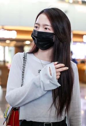 孟美岐简约大方机场街拍图片_7
