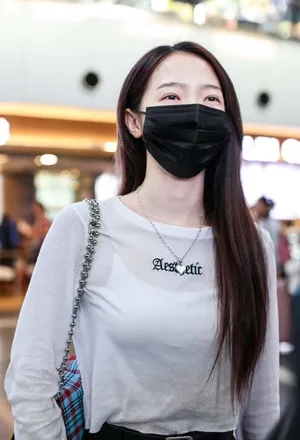 孟美岐简约大方机场街拍图片_8