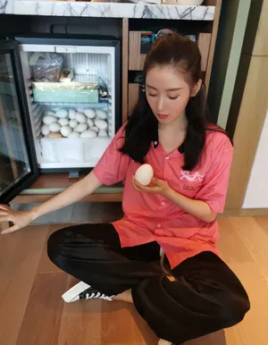 张天爱清新俏皮居家图片