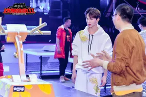 朱正廷《铁甲雄心》帅气剧照图片