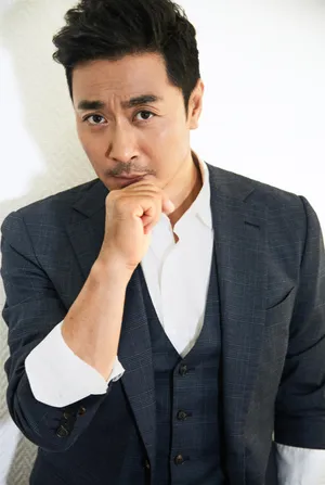 演员黄俊鹏熟男魅力写真图片