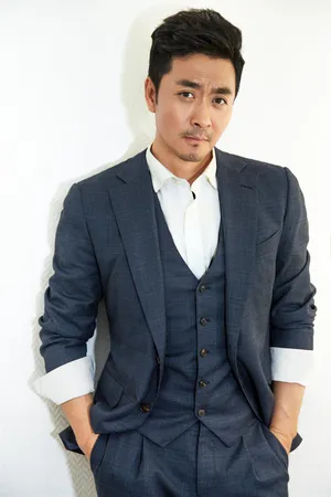 演员黄俊鹏熟男魅力写真图片_3