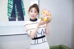 彭小苒丸子头甜美活动图片