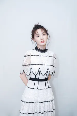 彭小苒丸子头甜美活动图片
