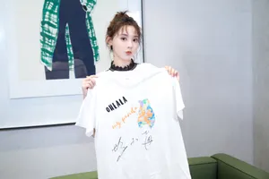 彭小苒丸子头甜美活动图片_2