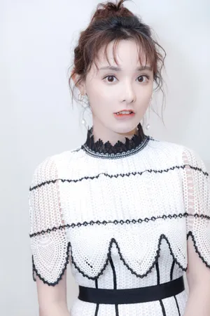 彭小苒丸子头甜美活动图片_4