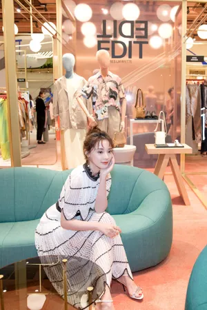 彭小苒丸子头甜美活动图片_8