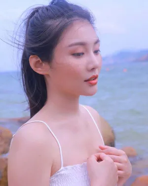 徐冬冬吊带连衣裙海边写真图片