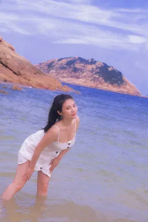 徐冬冬吊带连衣裙海边写真图片_4