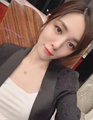 王晓晨晒职业装性感自拍照图片_2
