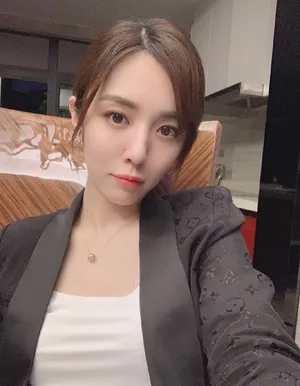 王晓晨晒职业装性感自拍照图片_3