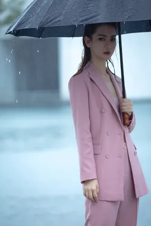 戚薇粉色西装唯美写真图片