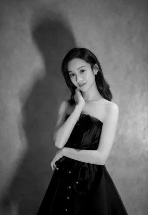 陆妍淇抹胸裙性感光影写真图片_3