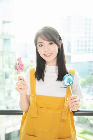 邢菲背带裤清新时髦写真图片_2