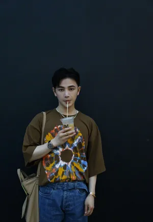 孙坚墨镜渔夫帽休闲时尚图片_4
