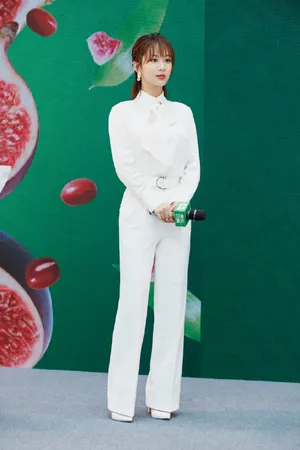 杨紫甜美清新品牌活动写真图片_2