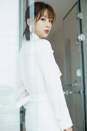 杨紫甜美清新品牌活动写真图片_3