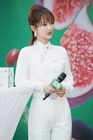 杨紫甜美清新品牌活动写真图片_4
