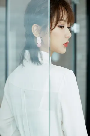 杨紫甜美清新品牌活动写真图片_5
