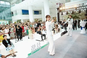 杨紫甜美清新品牌活动写真图片_7