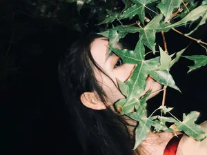 蒋依依夜晚自拍照图片