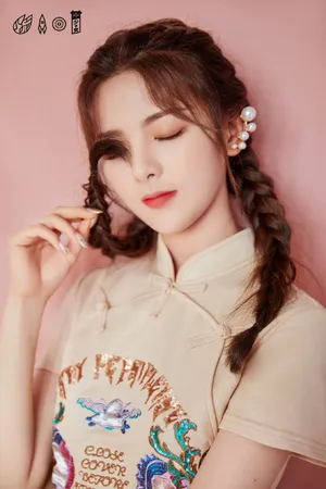 杨超越甜美复古写真图片