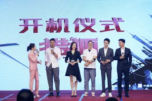 王凯灰色西服儒雅帅气图片