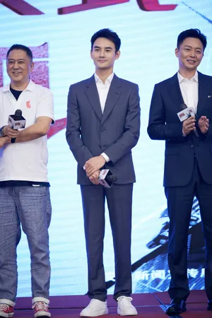 王凯灰色西服儒雅帅气图片_2