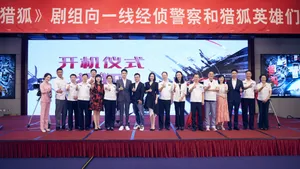 王凯灰色西服儒雅帅气图片_3