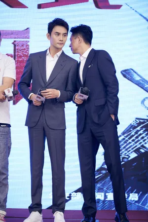 王凯灰色西服儒雅帅气图片_4