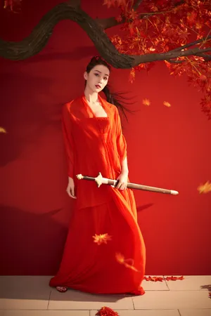 宣璐红衣古装美艳写真图片_5